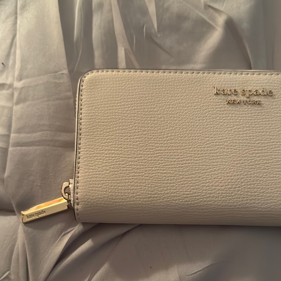 Kate Spade Cream Leather Wallet with Gold Zipper - Picture 2 of 7